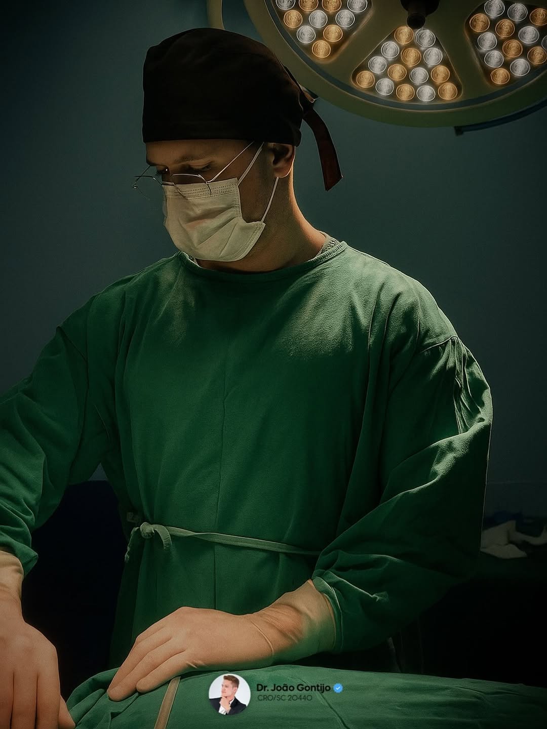 Cirurgião bucomaxilofacial em ambiente cirúrgico